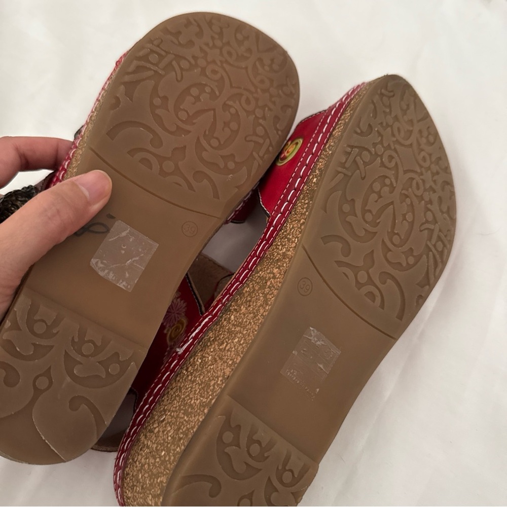 NEW!!! L’Artiste Red and Blue Sandals with Ornate Detailing size 39 or 8 - Picture 7 of 7